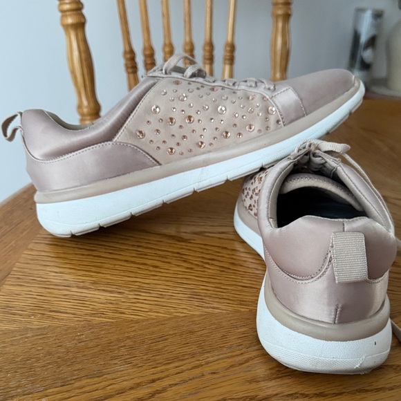 Clarks Women's Rose Gold Pink Sneakers athletic shoes wit pink Rhinestone Detail - Picture 3 of 8